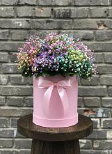 Цветочная композиция из Гипсофила и Розы в шляпной коробке в Кардымово