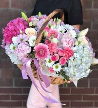 Цветочная композиция из Розы, Хризантемы, Пионы и Лизиантусы в корзине в Кардымово