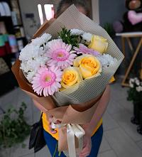 Букет цветов из:  Герберы, Розы и Хризантемы в Кардымово