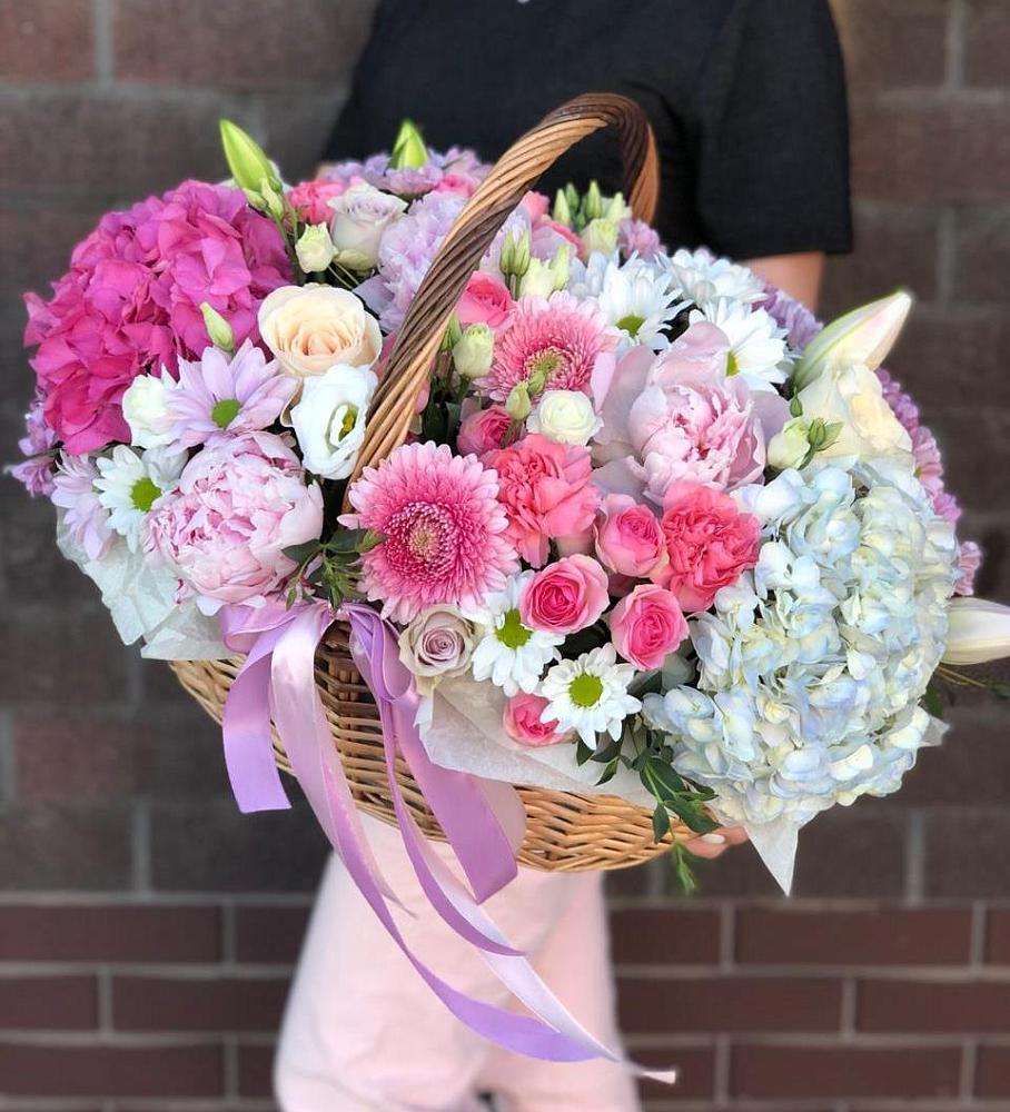 Цветочная композиция из Розы, Хризантемы, Пионы и Лизиантусы в корзине в Кардымово