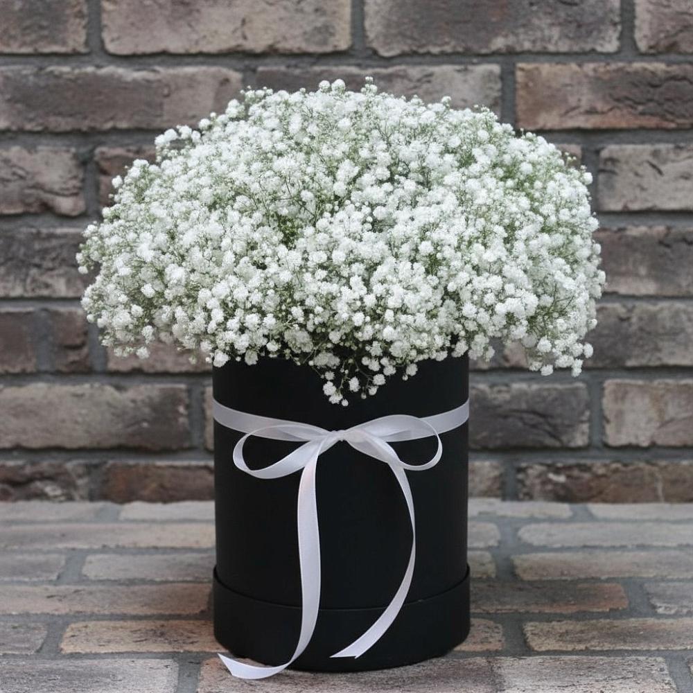 Цветочная композиция из Гипсофила в шляпной коробке в Кардымово