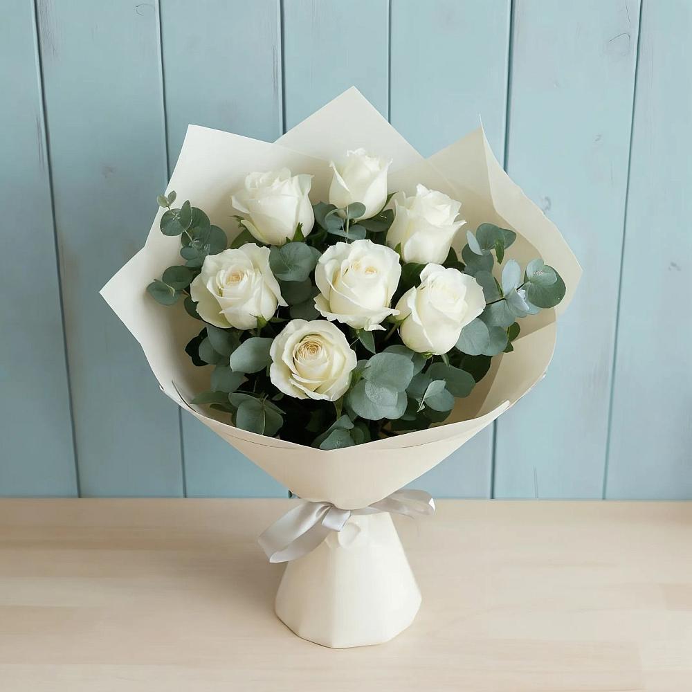 Букет Белые розы в Эвкалипте в Кардымово