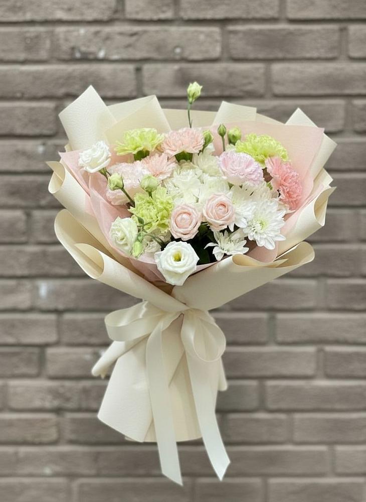 Букет цветов из: Гвоздики, Розы, Лизиантусы и Хризантемы в Кардымово