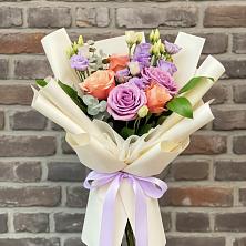 Букет цветов из:  Лизиантусы и Розы в Кардымово