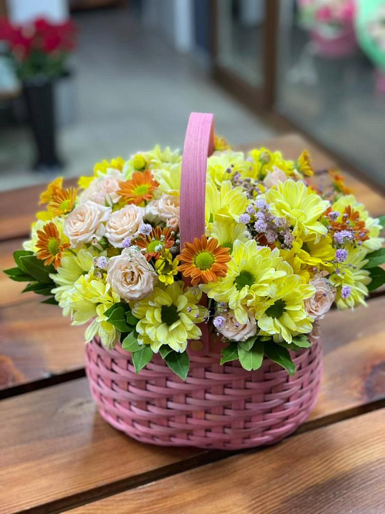 Цветочная композиция из Хризантемы и Розы в корзине в Кардымово