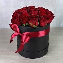 Цветочная композиция из Розы в шляпной коробке в Кардымово