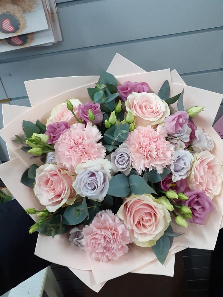 Букет цветов из: Розы, Гвоздики и Лизиантусы в Кардымово