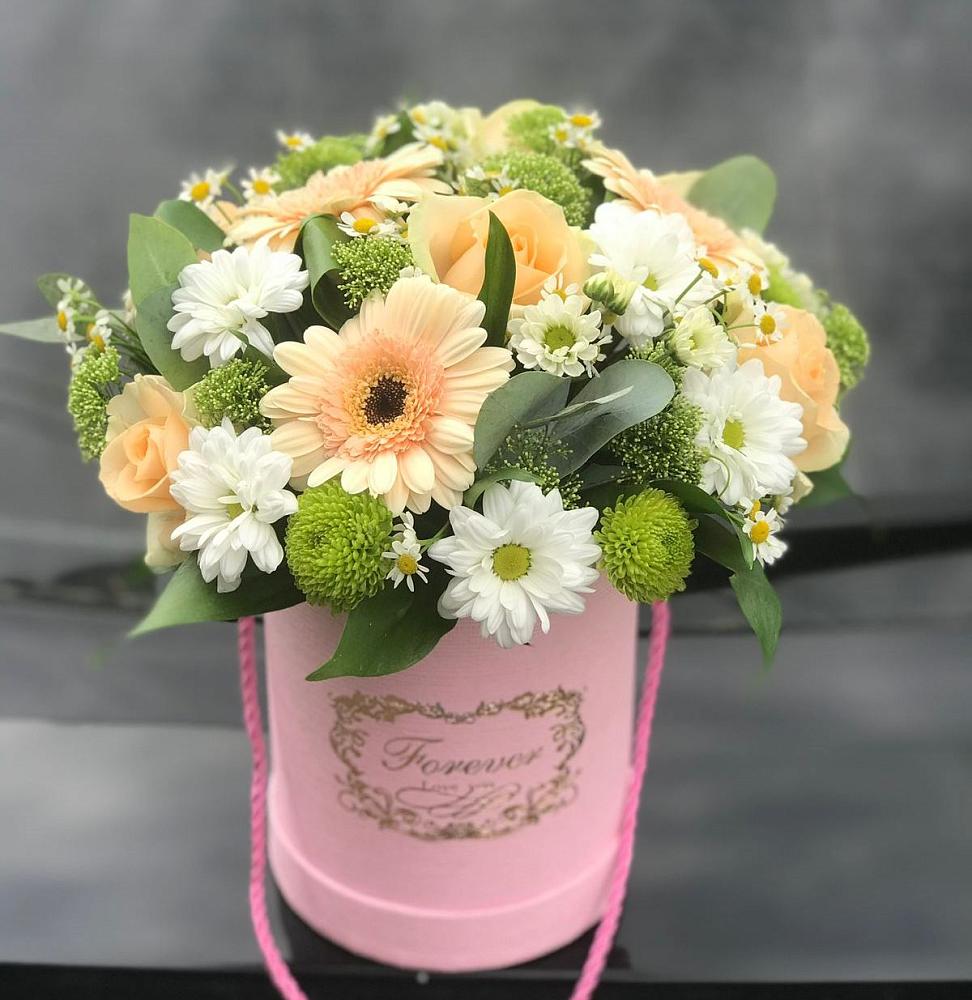 Цветочная композиция из Розы, Герберы и Хризантемы в шляпной коробке в Кардымово